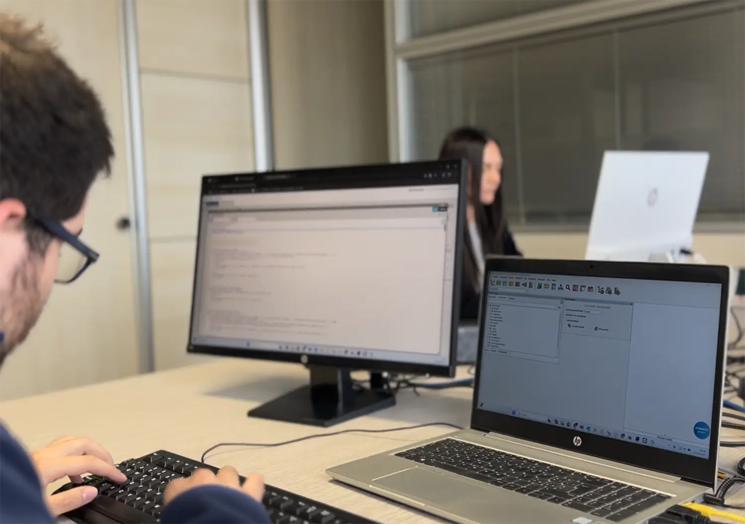 Persone al computer mentre lavorano